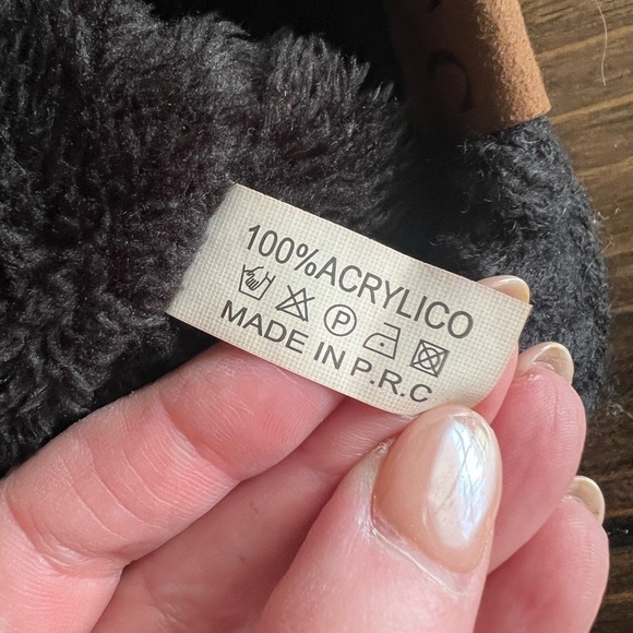 C.C Black Knit Beanie with Faux Fur Pom, fleece lined, GUC, one size. - Picture 4 of 4